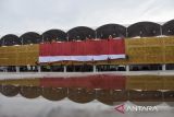 Anggota BPBD Ciamis membentangkan bendera merah putih menggunakan teknik vertical hauling di Food Court, Alun - alun Kabupaten Ciamis, Jawa Barat, Selasa (12/8/2025). Bendera merah putih berukuran 108 meter persegi itu, untuk menyemarakkan HUT ke-80 Kemerdekaan RI dalam memupuk jiwa nasionalisme dan menjadi daya tarik bagi pengunjung saat wisata kuliner. ANTARA FOTO/Adeng Bustomi/agr
