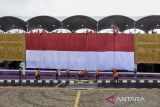 Anggota BPBD Ciamis membentangkan bendera merah putih menggunakan teknik vertical hauling di Food Court, Alun - alun Kabupaten Ciamis, Jawa Barat, Selasa (12/8/2025). Bendera merah putih berukuran 108 meter persegi itu, untuk menyemarakkan HUT ke-80 Kemerdekaan RI dalam memupuk jiwa nasionalisme dan menjadi daya tarik bagi pengunjung saat wisata kuliner. ANTARA FOTO/Adeng Bustomi/agr