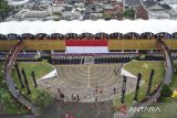 Foto udara anggota BPBD Ciamis membentangkan bendera merah putih menggunakan teknik vertical hauling di Food Court, Alun-alun Kabupaten Ciamis, Jawa Barat, Selasa (12/8/2025). Bendera merah putih berukuran 108 meter persegi itu, untuk menyemarakkan HUT ke-80 Kemerdekaan RI dalam memupuk jiwa nasionalisme dan menjadi daya tarik bagi pengunjung saat wisata kuliner. ANTARA FOTO/Adeng Bustomi/agr