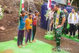 Kepala Staf Angkatan Darat (KSAD) Jenderal TNI Maruli Simanjuntak (ketiga kanan) bersama Wakil Gubernur Jawa Barat Erwan Setiawan (kanan) berbincang dengan pelajar sekolah dasar yang mandi saat peresmian bantuan air bersih di Banyuresmi, Garut, Jawa Barat, Selasa (12/8/2025). KSAD meresmikan sistem distribusi air bersih dari TNI AD untuk 360 jiwa warga penerima manfaat di kawasan tersebut dengan sistem pompa hidran dan pipanisasi guna membantu pemenuhan air bersih serta meningkatkan produktivitas pertanian rakyat. ANTARA FOTO/Novrian Arbi/agr
