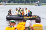 Kepala Staf Angkatan Darat (KSAD) Jenderal TNI Maruli Simanjuntak (tengah) bersama Wakil Gubernur Jawa Barat Erwan Setiawan (kedua kiri) dan Pejabat Eksekutif Bank Mandiri Henry Panjaitan (kanan) menaiki perahu saat meninjau program pembersihan perairan Mandiri Sahabat Desa Bersih di Situ Bagendit, Garut, Jawa Barat, Selasa (12/8/2025). TNI AD bersama Bank Mandiri mengoptimalkan pembersihan dan pemeliharaan dengan meluncurkan delapan perahu ponton, empat konveyor darat dan delapan mesin pencacah yang mampu mengolah lebih dari 400 kg gulma eceng gondok guna mengembalikan fungsi Situ Bagendit untuk pusat pariwisata dan ekonomi masyarakat. ANTARA FOTO/Novrian Arbi/agr