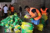 Pekerja melakukan proses pengantongan beras  Stabilisasi  Pasokan Harga Pangan (SPHP) di gudang Perum Bulog Kanwil Aceh, kabupaten Aceh Besar, Aceh, Selasa (12/8/2025).  Perum Bulog Aceh mencatat  realisasi penyaluran  beras SPHP hingga Agustus 2025 mencapai 1.088 ton dan stok untuk program stabilitas harga di daerah itu dinyatakan  aman karena  Bulog Aceh telah menyiapkan sebanyak 27.000 ton beras  untuk program SPHP hingga Desember 2025. ANTARA FOTO/Ampelsa.