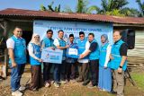 Sambut Kemerdekaan RI, Srikandi & YBM PLN UID Sumbar bersinergi hadirkan terang dan salurkan bantuan sosial