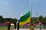 Sejumlah calon Pasukan Pengibar Bendera Pusaka (Paskibraka) mengikuti latihan di Alun-alun Kota Madiun, Jawa Timur, Selasa (12/8/2025). Calon Paskibraka yang terdiri dari siswa SMA, SMK, MAN terpilih itu bersama prajurit TNI dan Polri melakukan latihan sejak 22 Juli untuk menjadi petugas pengibaran bendera Merah Putih pada HUT ke-80 Kemerdekaan RI di Kota Madiun. ANTARA Jatim/Siswowidodo/mas.