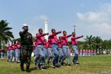 Sejumlah calon Pasukan Pengibar Bendera Pusaka (Paskibraka) mengikuti latihan di Alun-alun Kota Madiun, Jawa Timur, Selasa (12/8/2025). Calon Paskibraka yang terdiri dari siswa SMA, SMK, MAN terpilih itu bersama prajurit TNI dan Polri melakukan latihan sejak 22 Juli untuk menjadi petugas pengibaran bendera Merah Putih pada HUT ke-80 Kemerdekaan RI di Kota Madiun. ANTARA Jatim/Siswowidodo/mas.