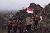 HW UMS kibarkan bendera merah putih raksasa di Tebing Gunung Sepikul untuk rayakan HUT ke-80 RI