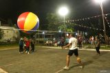 Warga melemparkan bola raksasa ke area lawan pada perlombaan agustusan di Banyuwangi, Jawa Timur, Selasa (12/8/2025). Lomba yang digelar untuk memeriahkan Hari Kemerdekaan ke-80 Republik Indonesia ini menjadi salah satu cara meningkatkan kekompakan dan semangat kebersamaan antar warga. Antara Jatim/Budi Candra Setya/um