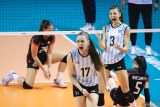 Pevoli Timnas Argentina Putri U-21 Morena Chiappero (kanan) dan Micaela Margarita Cabrera (kiri) melakukan selebrasi usai mengalahkan Timnas Indonesia U-21 pada pertandingan FIVB Women's U-21 World Championship 2025 di Jawa Pos Arena, Surabaya, Jawa Timur, Selasa (12/8/2025). Timnas Voli Putri Indonesia U-21 gagal lolos ke babak 16 besar usai dikalahkan Argentina dengan skor 0-3 (23-25, 18-25, dan 22-25). Antara Jatim/Rizal Hanafi/um