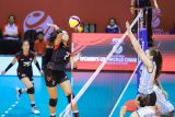 Pevoli Timnas Putri Indonesia U-21 Namira Maradanti (kiri) melakukan smes yang berusaha dihalau pevoli Timnas Argentina U-21 Micaela Margarita Cabrera (kanan) pada pertandingan FIVB Women's U-21 World Championship 2025 di Jawa Pos Arena, Surabaya, Jawa Timur, Selasa (12/8/2025). Timnas Voli Putri Indonesia U-21 gagal lolos ke babak 16 besar usai dikalahkan Argentina dengan skor 0-3 (23-25, 18-25, dan 22-25). Antara Jatim/Rizal Hanafi/um