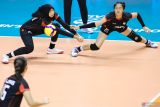 Pevoli Timnas Indonesia Putri U-21 Chelsa Berliana Nurtomo (kiri) dan Azzahra Dwi Febyane (kanan) gagal menjangkau bola saat melawan Timnas Argentina U-21 pada pertandingan FIVB Women's U-21 World Championship 2025 di Jawa Pos Arena, Surabaya, Jawa Timur, Selasa (12/8/2025). Timnas Voli Putri Indonesia U-21 gagal lolos ke babak 16 besar usai dikalahkan Argentina dengan skor 0-3 (23-25, 18-25, dan 22-25). Antara Jatim/Rizal Hanafi/um