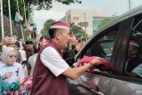 Pemkot Palembang dan Polda Sumsel bagikan Bendera Merah Putih ke warga
