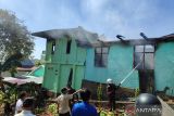 Personel gabungan memadamkan kebakaran rumah di Labuan Bajo