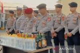 Polres Cianjur menyita ratusan botol minuman keras dan oplosan