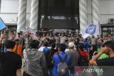 Mahasiswa yang tergabung dalam aliansi BEM Pandeglang menggelar aksi unjuk rasa di halaman Kantor Bupati Pandeglang, Kabupaten Pandeglang, Banten, Kamis (14/8/2025). Aksi yang diikuti oleh mahasiswa dan masyarakat tersebut menuntut Pemerintah Kabupaten Pandeglang untuk segera membatalkan kerja sama dengan Pemerintah Kota Tangerang Selatan terkait penampungan sampah di Tempat Pembuangan Akhir (TPA) Bangkonol karena dinilai tidak didasarkan pada transparansi serta tidak menjamin hak atas lingkungan yang bersih dan sehat sehingga dapat merugikan masyarakat. ANTARA FOTO/Angga Budhiyanto/gp