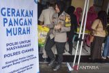 Anggota polisi membantu membawakan beras saat Gerakan Pangan Murah (GPM) Polri di Polsek Kabupaten Ciamis, Jawa Barat, Kamis (14/8/2025). Polres Ciamis menyediakan 17 ton beras medium SPHP di tujuh Polsek selama satu pekan dengan harga Rp 52.500 per kemasan yang disubsidi oleh Polri sebesar Rp 2.500 per kemasan atau lima kilogram dalam menjaga stabilitas harga beras dan memperluas akses pangan yang terjangkau untuk masyarakat kurang mampu. ANTARA FOTO/Adeng Bustomi/agr