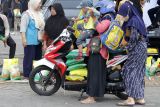 Warga membawa beras Stabilisasi Pasokan dan Harga Pangan (SPHP) saat Gerakan Pangan Murah (GPM) Polri di Parkir Timur Gor Delta Sidoarjo, Jawa Timur, Kamis (14/8/2025). Kegiatan GPM yang diselenggarakan Polda Jatim bekerja sama dengan Perum Bulog dan Badan Pangan Nasional tersebut menyalurkan sekitar 825.155 kilogram atau lebih dari 825 ton yang tersebar di 638 titik lokasi di wilayah hukum Polda Jawa Timur dalam rangka menjaga stabilitas harga beras dan memperluas akses pangan yang terjangkau untuk masyarakat kurang mampu. Antara Jatim/Umarul Faruq