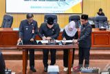 Ketua DPRD Banjarbaru, Kalimantan Selatan Gusti Rizky Sukma Iskandar Putera didampingi unsur pimpinan menandatangani nota kesepakatan Kebijakan Umum Anggaran dan Prioritas dan Plafon Anggaran Sementara (KUA-PPAS) tahun anggaran 2026 disaksikan Wakil Wali Kota Banjarbaru Wartono pada rapat paripurna di gedung DPRD Kota Banjarbaru, Kamis (14/8/2025).