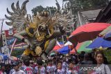 Peserta mengarak ogoh-ogoh saat mengikuti Parongpong Carnival Day 2025 di Parongpong, Kabupaten Bandung Barat, Jawa Barat, Kamis (14/8/2025). Karnaval yang diikuti oleh ribuan warga se-Kecamatan Parongpong tersebut menampilkan pawai kostum dan budaya yang bertujuan untuk menyemarakkan peringatan HUT ke-80 Republik Indonesia. ANTARA FOTO/Abdan Syakura/agr