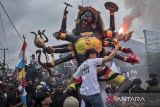 Peserta mengarak ogoh-ogoh saat mengikuti Parongpong Carnival Day 2025 di Parongpong, Kabupaten Bandung Barat, Jawa Barat, Kamis (14/8/2025). Karnaval yang diikuti oleh ribuan warga se-Kecamatan Parongpong tersebut menampilkan pawai kostum dan budaya yang bertujuan untuk menyemarakkan peringatan HUT ke-80 Republik Indonesia. ANTARA FOTO/Abdan Syakura/agr