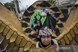 Peserta mengenakan kostum kreasi saat mengikuti Parongpong Carnival Day 2025 di Parongpong, Kabupaten Bandung Barat, Jawa Barat, Kamis (14/8/2025). Karnaval yang diikuti oleh ribuan warga se-Kecamatan Parongpong tersebut menampilkan pawai kostum dan budaya yang bertujuan untuk menyemarakkan peringatan HUT ke-80 Republik Indonesia. ANTARA FOTO/Abdan Syakura/agr