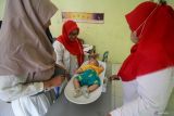 Kader posyandu menimbang balita saat pelaksanaan Pos Pelayanan Terpadu Integrasi Layanan Primer (Posyandu ILP) di Balai RW Celep Selatan, Sidoarjo, Jawa Timur, Kamis (14/8/2025). Kegiatan tersebut merupakan program pemerintah untuk mendekatkan dan memperkuat layanan kesehatan primer di tingkat masyarakat untuk memberikan pelayanan kesehatan, pemantauan tumbuh kembang anak, edukasi kesehatan, serta pemberian makanan tambahan (PMT) bergizi dengan menyasar balita, remaja, ibu hamil, dan lansia. Antara Jatim/Umarul Faruq