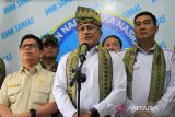 Kepala Badan Narkotika Nasional (BNN) Komjen Pol Marthinus Hukom (tengah) didampingi Kepala BNN Provinsi Kalbar Brigjen Pol Totok Lisdiarto (kanan) dan Bupati Sambas Satono (kiri) memberikan keterangan pers usai peresmian Kantor BNN Kabupaten Sambas, Kalimantan Barat, Rabu (13/8/2025). Kepala BNN Komjen Pol Marthinus Hukom meminta BNNK Sambas memetakan wilayah rawan narkoba setempat yang berbatasan langsung dengan Malaysia untuk ditangani bersama Forkopimda melalui pelayanan, penyuluhan, rehabilitasi, dan intervensi berbasis masyarakat. ANTARA FOTO/Jessica Wuysang
