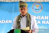 Kepala Badan Narkotika Nasional (BNN) Komjen Pol Marthinus Hukom menyampaikan sambutan pada peresmian Kantor BNN Kabupaten Sambas, Kalimantan Barat, Rabu (13/8/2025). Kepala BNN Komjen Pol Marthinus Hukom meminta BNNK Sambas memetakan wilayah rawan narkoba setempat yang berbatasan langsung dengan Malaysia untuk ditangani bersama Forkopimda melalui pelayanan, penyuluhan, rehabilitasi, dan intervensi berbasis masyarakat. ANTARA FOTO/Jessica Wuysang