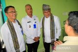 Kepala Badan Narkotika Nasional (BNN) Komjen Pol Marthinus Hukom (kanan) berbincang dengan Plt Irtama BNN Dicky Kusumawhardana (kiri), Kepala BNN Kabupaten Sambas Abdul Mutholib (tengah) dan Bupati Sambas Satono (kanan) dalam acara peresmian Kantor BNN Kabupaten Sambas, Kalimantan Barat, Rabu (13/8/2025). Kepala BNN Komjen Pol Marthinus Hukom meminta BNNK Sambas memetakan wilayah rawan narkoba setempat yang berbatasan langsung dengan Malaysia untuk ditangani bersama Forkopimda melalui pelayanan, penyuluhan, rehabilitasi, dan intervensi berbasis masyarakat. ANTARA FOTO/Jessica Wuysang