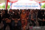 Sejumlah warga menunggu giliran berbelanja paket sembako pada acara Gerakan Pangan Murah di Polda Kalimantan Barat, Kamis (14/8/2025). Gerakan Pangan Murah yang digelar Polda Kalbar dengan menyediakan dua ribu paket sembako seharga di bawah pasaran bagi masyarakat terdampak lonjakan harga tersebut guna menjaga stabilitas dan pasokan bahan pokok serta mendukung intervensi pemerintah dalam pengendalian inflasi. ANTARA FOTO/Jessica Wuysang