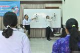 Petugas melakukan pemeriksaan kesehatan pelajar saat peluncuran program Cek Kesehatan Gratis (CKG) Sekolah di SMK Negeri 2 Denpasar, Bali, Rabu (13/8/2025). Program yang dilaksanakan sebagai upaya untuk mendeteksi dini masalah kesehatan dan membangun kebiasaan hidup sehat pada pelajar tersebut ditargetkan dapat menyasar sekitar 740 ribu orang anak usia sekolah di seluruh wilayah Bali. ANTARA FOTO/Fikri Yusuf/wsj.