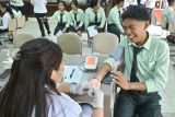 Tenaga kesehatan melakukan pemeriksaan terhadap pelajar saat peluncuran program Cek Kesehatan Gratis (CKG) Sekolah di SMK Negeri 2 Denpasar, Bali, Rabu (13/8/2025). Program yang dilaksanakan sebagai upaya untuk mendeteksi dini masalah kesehatan dan membangun kebiasaan hidup sehat pada pelajar tersebut ditargetkan dapat menyasar sekitar 740 ribu orang anak usia sekolah di seluruh wilayah Bali. ANTARA FOTO/Fikri Yusuf/wsj.