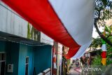 Dekorasi kain merah putih sepanjang 150 meter