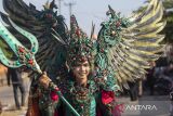 Peserta mengikuti karnaval dalam acara lomba Becak Hias dan Caruban Carnaval di Trusmi, Kabupaten Cirebon, Jawa Barat, Jumat (15/8/2025). Kegiatan yang digelar Pemkab Cirebon bekerjasama dengan Ikatan Jurnalis Televisi (IJTI) Cirebon raya itu digelar dalam rangka memeriahkan HUT Ke-80 Kemerdekaan Republik Indonesia sekaligus untuk meningkatkan data tarik wisata di kawasan sentra batik Trusmi. ANTARA FOTO/Dedhez Anggara/agr
