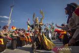 Lomba becak hias dan Caruban Carnaval
