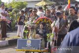 Bupati Cirebon Imron Rosyadi (tengah) mengayuh becak saat mengikuti lomba Becak Hias dan Caruban Carnaval di Trusmi, Kabupaten Cirebon, Jawa Barat, Jumat (15/8/2025). Kegiatan yang digelar Pemkab Cirebon bekerjasama dengan Ikatan Jurnalis Televisi (IJTI) Cirebon raya itu digelar dalam rangka memeriahkan HUT Ke-80 Kemerdekaan Republik Indonesia sekaligus untuk meningkatkan data tarik wisata di kawasan sentra batik Trusmi. ANTARA FOTO/Dedhez Anggara/agr
