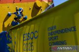 Atlet dari Jawa Timur Nur Ismatul Sakdia memanjat dinding pada laga semi final kategori lead putri saat mengikuti kompetisi panjat tebing Eiger Independece Sport Climbing Competition (EISCC) 2025 di Bandung, Jawa Barat, Jumat (15/8/2025). EISCC yang diikuti 170 peserta dari dari berbagai wilayah di Indonesia dan negara Rusia tersebut digelar dalam rangka memeriahkan hari kemerdekaan Republik Indonesia Ke-80 serta pembibitan atlet muda panjat tebing. ANTARA FOTO/Raisan Al Farisi/agr