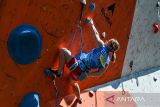 Atlet dari Rusia Daria Glotova memanjat dinding pada laga semi final kategori lead putri saat mengikuti kompetisi panjat tebing Eiger Independece Sport Climbing Competition (EISCC) 2025 di Bandung, Jawa Barat, Jumat (15/8/2025). EISCC yang diikuti 170 peserta dari dari berbagai wilayah di Indonesia dan negara Rusia tersebut digelar dalam rangka memeriahkan hari kemerdekaan Republik Indonesia Ke-80 serta pembibitan atlet muda panjat tebing. ANTARA FOTO/Raisan Al Farisi/agr