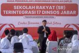 Sekretaris Daerah (Sekda) Provinsi Jawa Barat Herman Suryatman memberikan sambutan saat pembukaan Masa Pengenalan Lingkungan Sekolah (MPLS) di Sekolah Rakyat (SR) Terintegrasi 17 Dinas Sosial Jawa Barat, Kota Cimahi, Jawa Barat, Jumat (15/8/2025). Sebanyak 100 siswa baru jenjang SMP dan SMA mulai masuk asrama dan mengikuti berbagai kegiatan pada hari pertama masa pengenalan lingkungan sekolah (MPLS) tahun ajaran 2025/2026. ANTARA FOTO/Abdan Syakura/agr