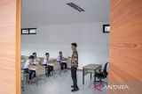 Siswa mendengarkan materi yang disampaikan guru saat Masa Pengenalan Lingkungan Sekolah (MPLS) di Sekolah Rakyat (SR) Terintegrasi 17 Dinas Sosial Jawa Barat, Kota Cimahi, Jawa Barat, Jumat (15/8/2025). Sebanyak 100 siswa baru jenjang SMP dan SMA mulai masuk asrama dan mengikuti berbagai kegiatan pada hari pertama masa pengenalan lingkungan sekolah (MPLS) tahun ajaran 2025/2026. ANTARA FOTO/Abdan Syakura/agr