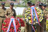 Dua petugas membawa karangan bunga saat prosesi peringatan Berakhirnya Perang Dunia Kedua di Asia di Makam Kehormatan Belanda (Ereveld) Kembang Kuning, Surabaya, Jawa Timur, Jumat (15/8/2025). Peringatan ke 80 tahun berakhirnya perang dunia kedua di Asia itu sebagai penghormatan kepada semua korban yang mengalami penderitaan pada masa perang tersebut. ANTARA Jatim/Didik Suhartono/mas.