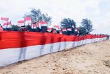 Sambut HUT RI, bendera Merah Putih 80 meter dibentangkan di Pantai Ujung Pandaran