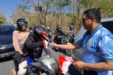 Personel Lanud El Tari membagikan 8.000 bendera sambut HUT RI