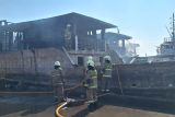 5 kapal nelayan terbakar di perairan dermaga Muara Baru Jakarta Utara