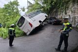 Bus pariwisata rebah di Kelok 44 Agam, arus lalu lintas macet