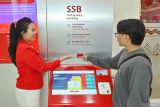 Nasabah mengambil kartu debit CIMB Niaga yang diterbitkan mesin Self Service Banking (SSB) di Digital Branch CIMB Niaga Denpasar-Thamrin, Bali, Jumat (15/8/2025). CIMB Niaga terus memperkuat transformasi digital dengan menghadirkan berbagai layanan perbankan digital yang lebih modern, cepat, efisien dan nyaman sesuai dengan kebutuhan nasabah pada era digital seperti melalui mesin Self Service Banking, Video Banking dan OCTO Vending. ANTARA/Naufal Fikri Yusuf/wsj.