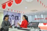 Petugas memberikan pelayanan perbankan digital kepada nasabah di Digital Branch CIMB Niaga Denpasar-Thamrin, Bali, Jumat (15/8/2025). CIMB Niaga terus memperkuat transformasi digital dengan menghadirkan berbagai layanan perbankan digital yang lebih modern, cepat, efisien dan nyaman sesuai dengan kebutuhan nasabah pada era digital seperti melalui mesin Self Service Banking, Video Banking dan OCTO Vending. ANTARA/Naufal Fikri Yusuf/wsj.