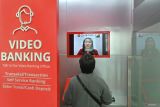 Nasabah berinteraksi dengan petugas secara virtual menggunakan layanan Video Banking di Digital Branch CIMB Niaga Denpasar-Thamrin, Bali, Jumat (15/8/2025). CIMB Niaga terus memperkuat transformasi digital dengan menghadirkan berbagai layanan perbankan digital yang lebih modern, cepat, efisien dan nyaman sesuai dengan kebutuhan nasabah pada era digital seperti melalui mesin Self Service Banking, Video Banking dan OCTO Vending. ANTARA/Naufal Fikri Yusuf/wsj.