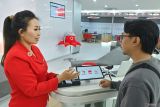 Petugas memberikan pelayanan perbankan digital kepada nasabah di Digital Branch CIMB Niaga Denpasar-Thamrin, Bali, Jumat (15/8/2025). CIMB Niaga terus memperkuat transformasi digital dengan menghadirkan berbagai layanan perbankan digital yang lebih modern, cepat, efisien dan nyaman sesuai dengan kebutuhan nasabah pada era digital seperti melalui mesin Self Service Banking, Video Banking dan OCTO Vending. ANTARA/Naufal Fikri Yusuf/wsj.