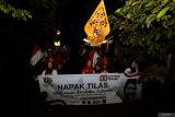 Sejumlah pemuda berjalan saat menggelar napak tilas Pahlawan Sukarni di Blitar, Jawa Timur, Sabtu (16/8/2025) malam. Aksi teatrikal dan napak tilas yang digelar oleh sejumlah pemuda dan seniman yang tergabung dalam Pokmas Taman Sukarni tersebut guna mengenang peran Pahlawan Sukarni yang merupakan tokoh sentral pada peristiwa Rengasdengklok yang terjadi sehari sebelum pembacaan Proklamasi Kemerdekaan RI, serta untuk membangkitkan kembali rasa nasionalisme masyarakat jelang perayaan HUT RI ke-80. Antara Jatim/Irfan Anshori/um