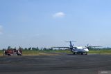 Petugas pemadam kebakaran menyemprotkan air ke pesawat maskapai Fly Jaya jenis pesawat ATR 72-500 di Bandara Notohadinegoro, Jember, Jawa Timur, Minggu (17/8/2025). Penerbangan komersial perdana rute Jember-Jakarta yang terbang dua kali seminggu yaitu Senin dan Rabu tersebut bertarif Rp1,3 juta hingga Rp1,5 juta. Antara Jatim/Seno/um